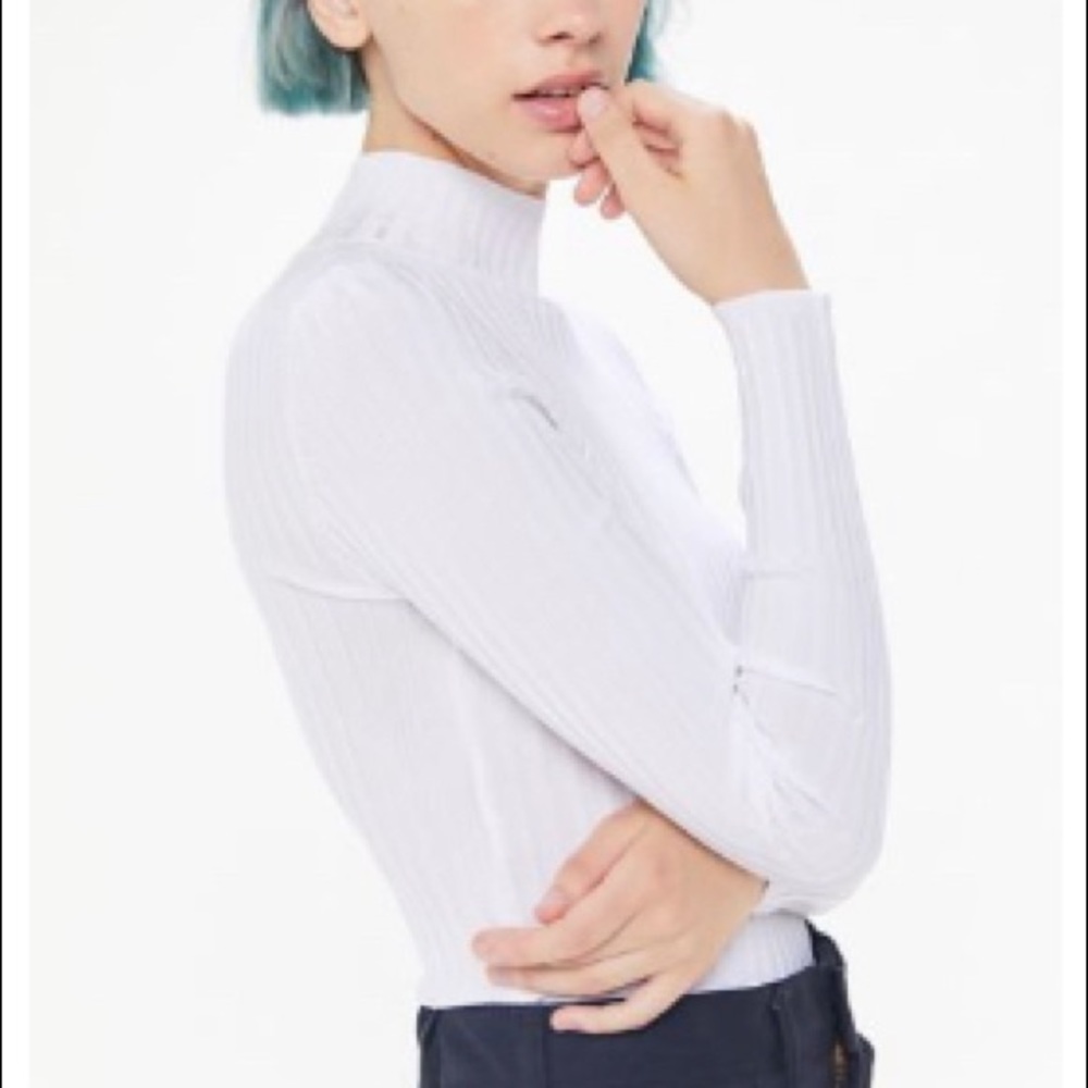 URBAN OUTFITTERS- WHITE RIPPED TURTLENECK
